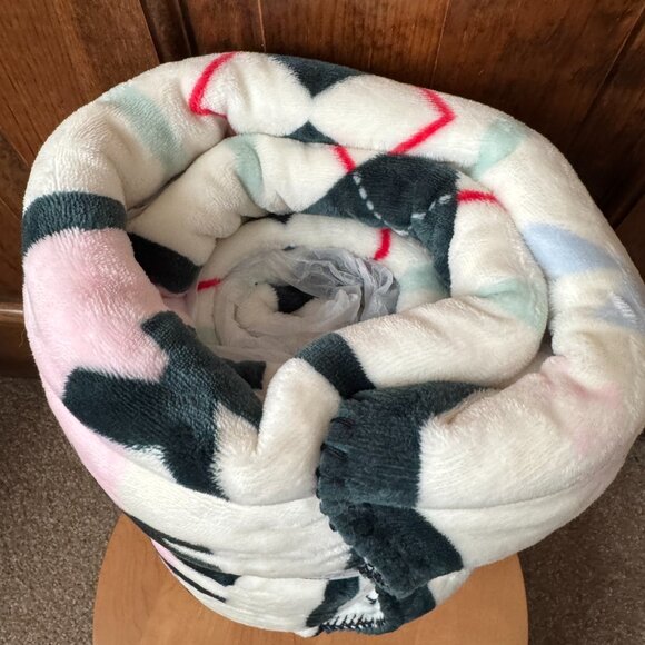 NWT PINK Victoria's Secret Argyle Cozy Plush Blanket 50" x 60" - Picture 7 of 7